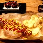 キャッツ ロック バル - ヨコハマスタイルホットドッグ。長すぎるソーセージが特徴です。とても美味しいです。