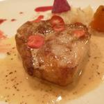 アノニム - 白金豚のロースト、マッシュポテト、キャロット、ビーツ、ベゴニア添え