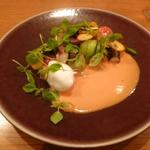 アノニム - 蛸のカルパッチョ、ガスパッチョソース、弓削牧場のモツァレラチーズ、季節の野菜添え