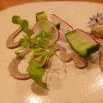 アノニム - 鮎のペーストラディッシュ、芽セロリ、キューリ、南瓜スプラウト、ピスタチオ、ボリジフラワーのトッピング