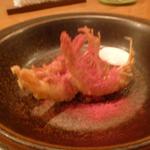 アノニム - 川津海老のフリット、レッドオニオンスライス、ラズベリーかけ