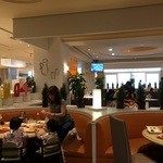 Grand Cinq - 明るい店内。