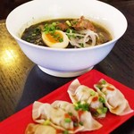 よしもと食堂 - 黒カレーそばと水ギョーザ