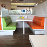 コウジ サンドイッチ - 店内はカラフルなソファーです