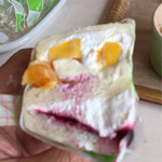 コウジ サンドイッチ - 真夏の果実とクリームチーズ