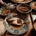 なが田真心ご飯 - メインの料理に３つの料理を選んで、おかず４品、お新香付き。