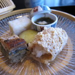kaisekishabushabuyoshino - 前菜。　京あげのお稲荷さん、もずく、鰻、ホタテ真蒸、サツマイモ