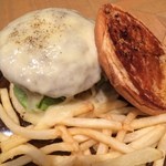 J.S. FOODIES - ラクレットグリルチーズバーガー 1,480円。ビジュアル的にも嬉しいハンバーガーです(*´∀｀*)