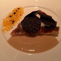 シグネチャー - 6.黒トリュフ風味のゴーフル アンディーブのカラメリゼ 18 か月熟成のミモレット