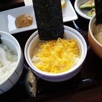 食事処 広〆 - 長いもの短冊切り、金糸玉子、鰹節の丼がつきます♪