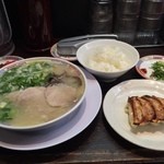 元祖 名島亭 - ラー博は俺の社員食堂。  平日限定、ギョウザ定食！  築炉釜出しとんこつラーメソ＋ザーギョー4つ＋ごはん。途中で胡麻や高菜を加えたり。ボリュームプリタツ。HRKRS