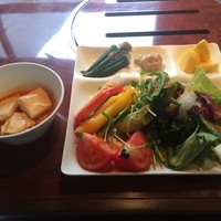 やさいの王様 銀座店 - 山盛りの野菜サラダ、左がスンドゥブ
