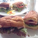 ダブルサンドイッチ - 手前ターキーのサンドイッチ 奥野菜のサンドイッチ