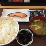 すき家 - 鮭朝食（390円）