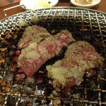 まんぷく苑 - こんな感じで焼いてます