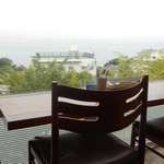 海辺の途中 - 窓を向いた席