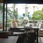 海辺の途中 - 室内から見たテラス席