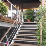 海辺の途中 - 道路から三階のレストランへの階段