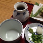 手打ち蕎麦 㐂 - つゆの入った徳利と薬味。