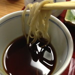 手打ち蕎麦 㐂 - そばを浸けて・・。