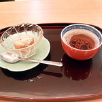 伊予本 - 葛饅頭とほうじ茶