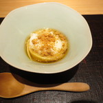 神保町 傳 - アスパラのおひたしと温泉卵。上にはかつおぶしのサブレが。