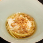 神保町 傳 - サブレはフレンチ出身のスタッフのアイディア。小麦とバターの生地にかつおぶしを練り込んでクッキー状にして砕いたもの。