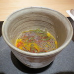 神保町 傳 - さっぱりする一品。上にジュンサイ、バジルシート、パッションフルーツのソースなどが。