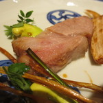 神保町 傳 - 豚肉の塊を出汁にふくませてローストしています。