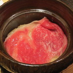 神保町 傳 - きれいな黒毛和牛が乗っています。