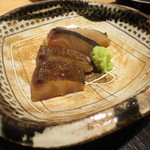 神保町 傳 - 二週間寝かして軽く炙り、づけにした鰆のお造り。