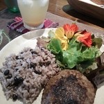 畑とクラフト　こま里カフェ （五穀村レストラン内） - シカ肉ハンバーグサラダのお花は食べられます。