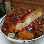 とんかつ美よし - ソースカツ丼+串カツ 900円。ソースカツ丼に串カツ1本をトッピングしてもらいました。串カツにも甘目のソースが良く合います。