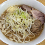 ラーメン二郎 - ラーメン 700円　麺半分・ヤサイ少なめ・ニンニク