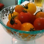 Ramubimu - トマトが地味に種別を変えて、鮮やかなグラデーションででてきました。
                      フルーツトマトかと思ったら、甘すぎなくて、口直しに最適。
