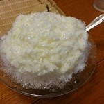 Wakaba - ミルク白玉かき氷。粗めの氷の下にはおいしいあんこがたっぷり♪