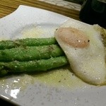 カフェCouCou - グリーンアスパラのステーキ 半熟卵のせ