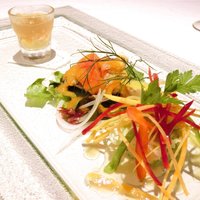 レストラン ラ・カンサトゥール - ランチコース 3500円 の魚介のサラダ仕立て 特製ドレッシングで、ズワイガニとアボガドのサラダ シェフお任せの一品