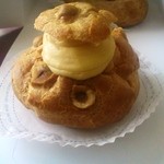 輪心 - シュークリームはヘーゼルナッツ入り