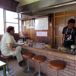 Hinode - 創業40年以上、カウンター数席のみの小さなお店。