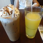 Eggs 'n Things - アイスカプチーノと100％フレッシュジュース（パイナップル）