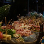 串焼き あだん - 串はこの中から自分で選んで皿に取っていくスタイル