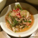 さんか亭 - 【2015年06月】味の変化はコレで。ごま油と塩味の効いた付け合わせが付いてます。