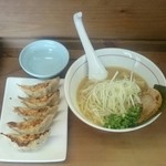 ヌプチェ - 干し鶏醤油   650円
      ギョーザ   400円
      