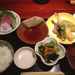 魚猿 - ランチのお刺身と天ぷら定食