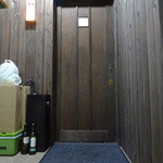 葉山 わさび - 2階は隠れ家風の入口が