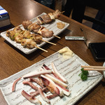 おもいで横丁 - イカの一夜干し（手間）ホタテとネギマ（奥の手間順）