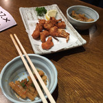 おもいで横丁 - 渡り蟹の唐揚げとお通し（手前）