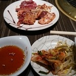 焼肉 南月 - キムチともやしがついています