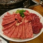 榮華亭 - お肉の種類限定食べ放題のクセに意外と美味しい